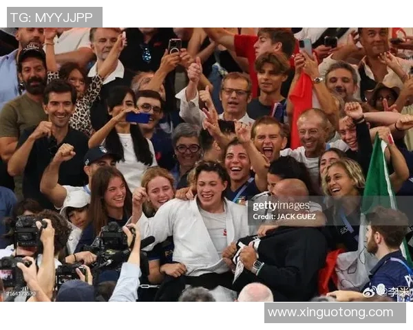 足球明星赛后甜蜜时刻与女友亲密拥抱感动全场观众